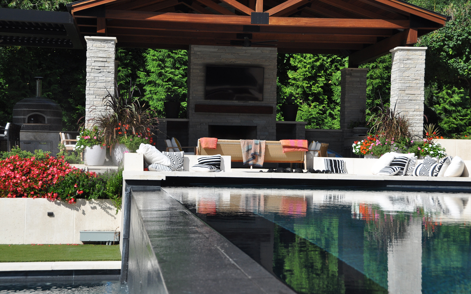 Estate Habbiger Pool Next To Couches