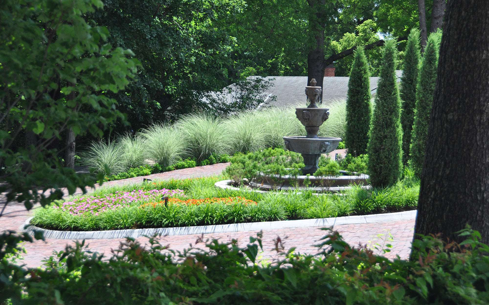 Estate Habbiger Side View Roundabout